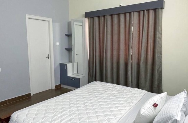 A GLORIOUS 2 & 4 BHK WITH LAKE VIEW