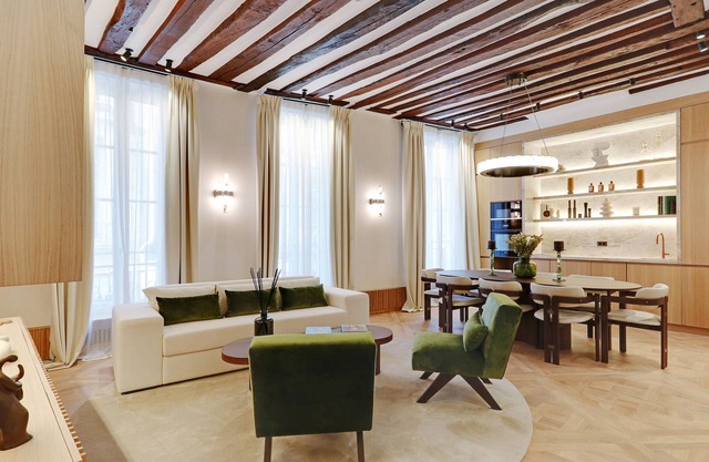 A Lavish 3-BR/3BA with Services in Saint-Germain