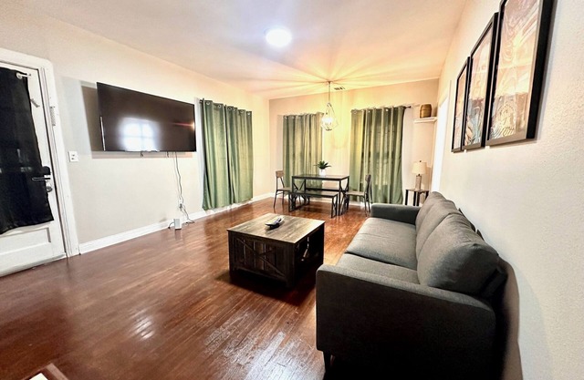 A-Lister! 3 bedroom/1 bath House