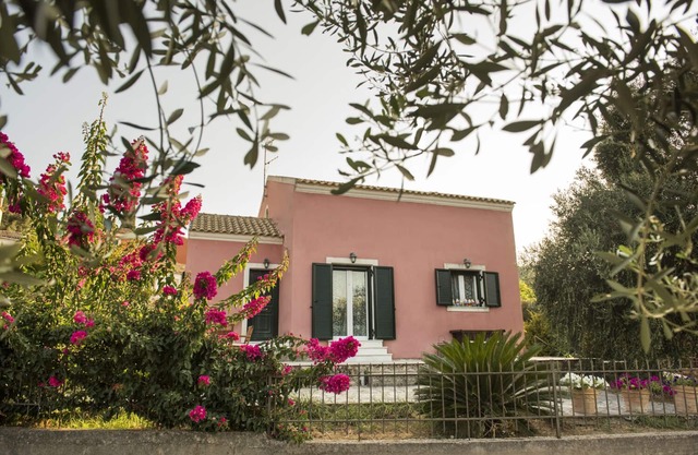 A lovely villa ideally located near the old Corfu Town & cosmopolitan beaches