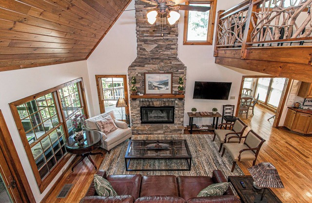 A Modern-lux- Mtn. Cabin- Peaceful-Games-Hot Tub-Pool Table-Media Room