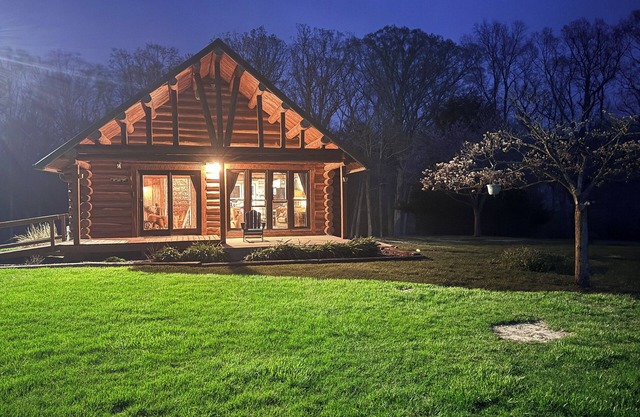A Novel Stay 3bd log cabin with Hot tub in amazing Shelbyville, IL. 3.5 acres.