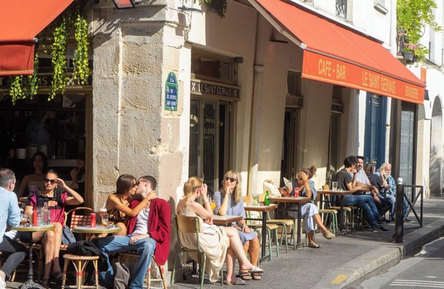 A PARISIAN DUPLEX WITH MODERN AMENITIES LOCATED IN BETWEEN LE HALLES & LE MARAIS