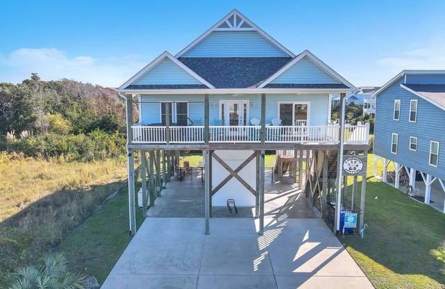 A Pawsitive Attitude: Ocean Views, Hot Tub, Dog-friendly with Fenced Yard