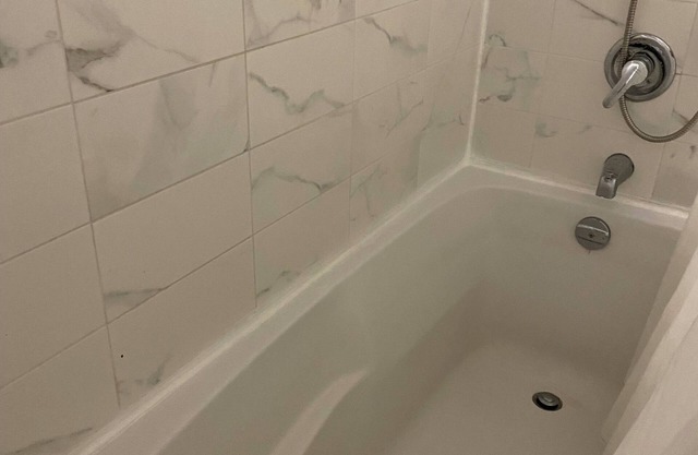 A quiet centrally located uptown 1+1 condo in T.O North York HWY 401 & Bathurst