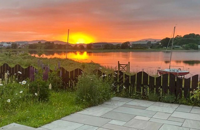 A real hidden gem, positioned on the shore of Dunstaffnage Bay, with awe inspiring views of the sea,