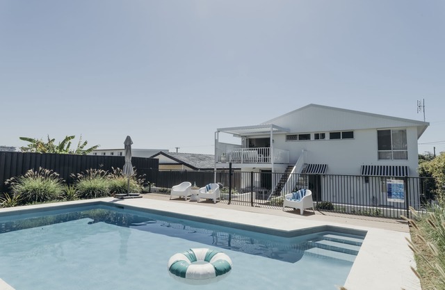 A relaxing luxury oasis, family-friendly pool, 5 mins to beach + 1pm checkout!