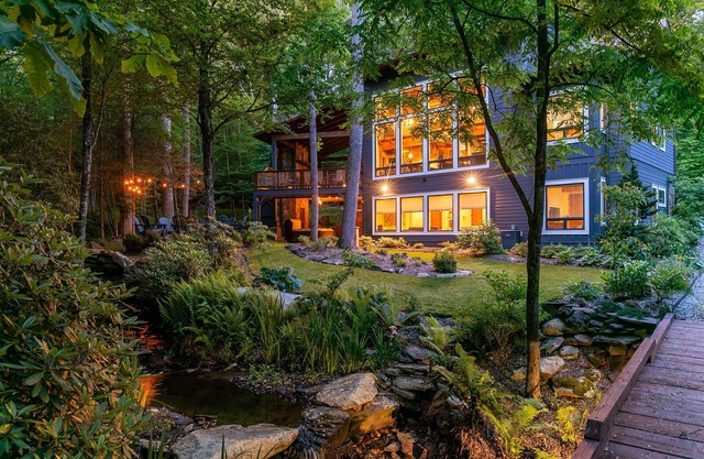 A Robins Nest Brand New Creekside Home with Hot Tub and Game Tables