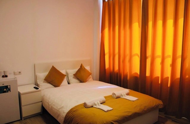 A room with a private bathroom,fridge,coffee maker,TV,in the heart of Madrid.