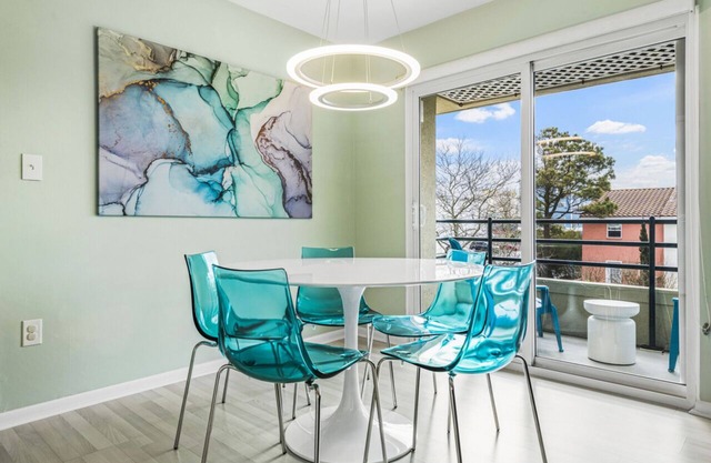 A Sea Glass Dream! Modern Decor 1.5 blocks to beach EZ Parking, Fast WiFi!