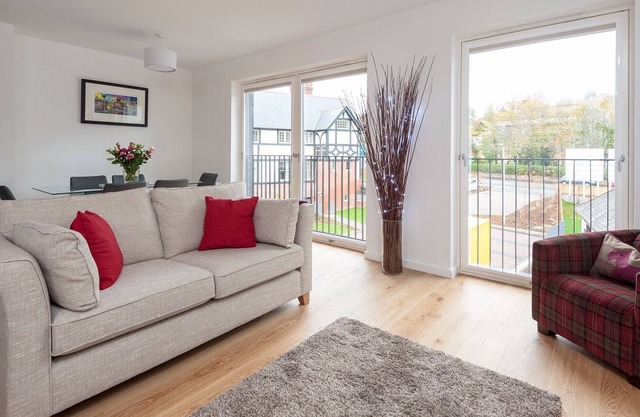 |A spacious open-plan 3-bedroom apartment with free parking space. Sleeps 5.