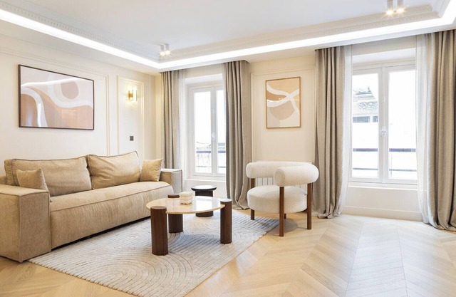 A Splendid 2-BR/2BA with Services in Opéra