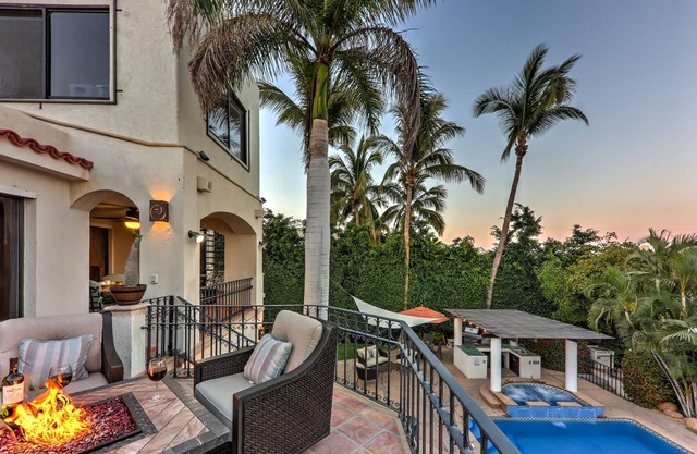 A Stunning 6,100 sqft House Sleeps 10, walk to Beach, Shops and Restaurants.