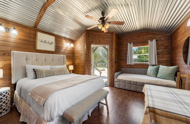 A True Tiny House Experience on Relaxing Retreat Property 20 Minutes to Waco!