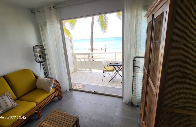 A WATERFRONT DREAM, 20 M FROM THE SEA!