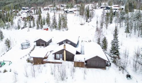A wonderful estate of two houses for all seasons!