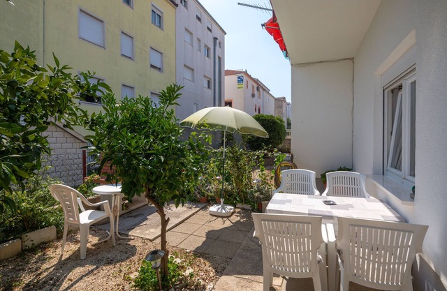 A2 - apt near beach with patio, parking and grill