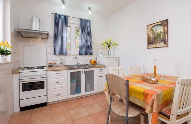 A2 modern apartment with garden, 80m from beach