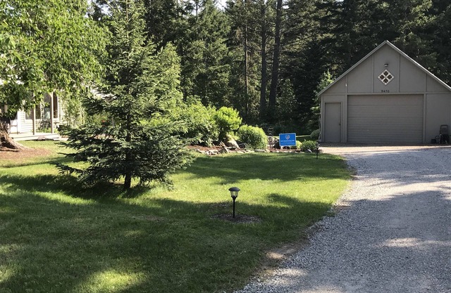 Abbot Creek Cottage, Only 10 Minutes from Glacier National Park!