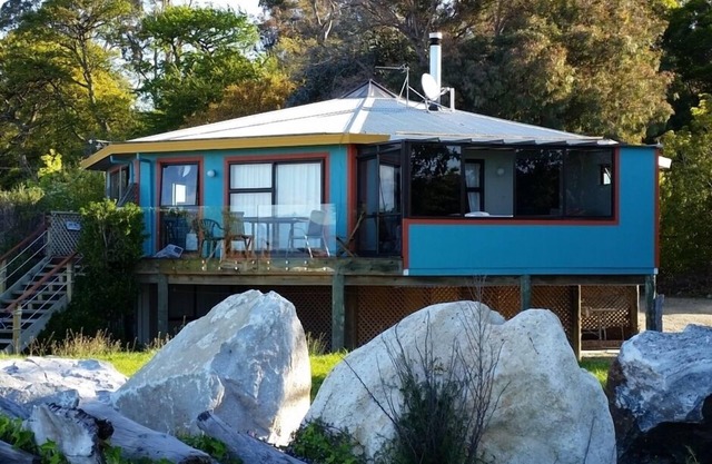 Absolute Beachfront Ruby Bay - Spectacular Views, step straight on to the beach