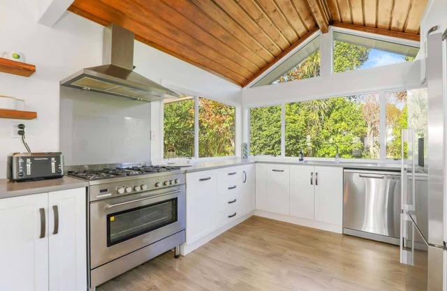 Absolute Redwoods | Stylish Lynmore Home