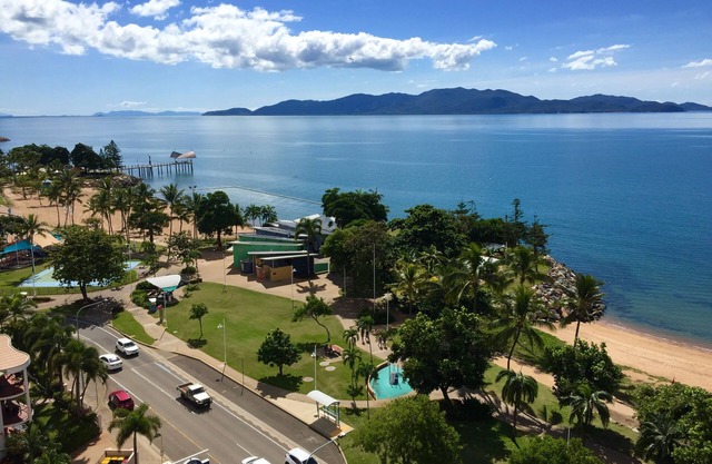 Absolute seafront Strand studio Balcony Pool Free Parking WiFi self checkin