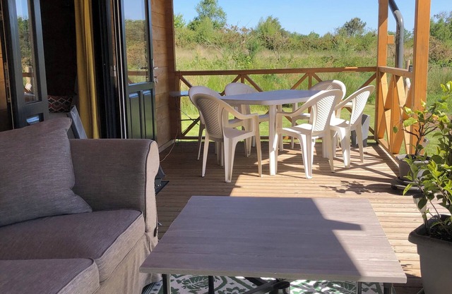 Accommodation sleeps 6 in quiet location Swimming pool open until 15/09 Pets welcome