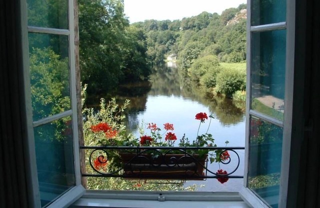 Accommodation with private garden and river views