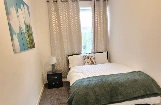 Accrington - House - Sleeps 10 - Garden