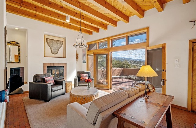 Acoma - Close to Santa Fe Opera and Four Seasons