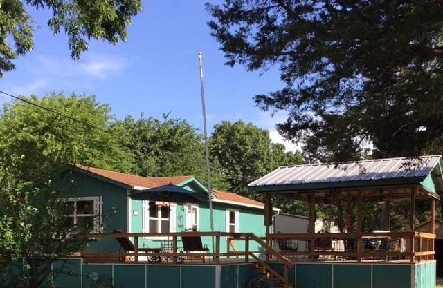Adorable 2 bedroom home with covered deck and walk to Lake Texoma!