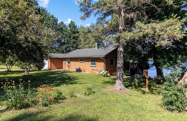 Adorable 3-bedroom cottage in charming Iola