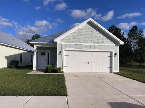 Adorable cottage near Sports Complex OWA beaches shopping Central to all the fun Foley has to offer King Bed