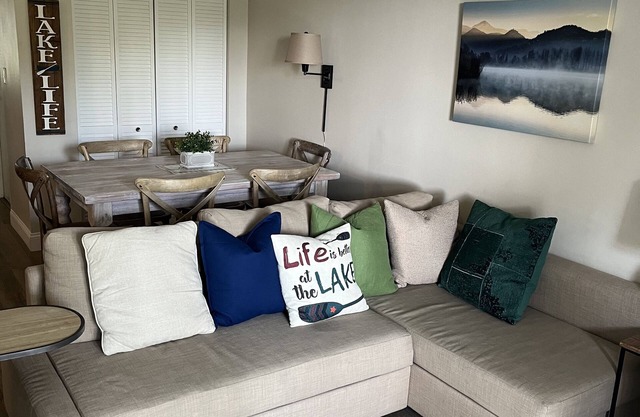 Adorable, updated condo. Walk to Weirs Beach. Near Bank of N.H.Pavilion.