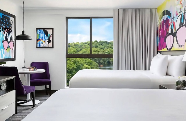 Adventure Awaits! Stylish 2 Queen Beds, Near Attractions