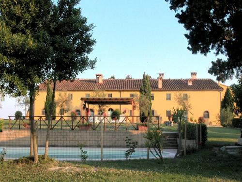 Adventure splash in Tuscan farmhouse