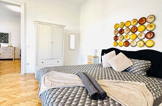 Affordable 1BR&1LR Apt, 7- Min to Westbahnhof