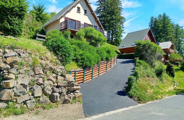 AGREABLE CHALET à BESSE au coeur de la nature Berthelage