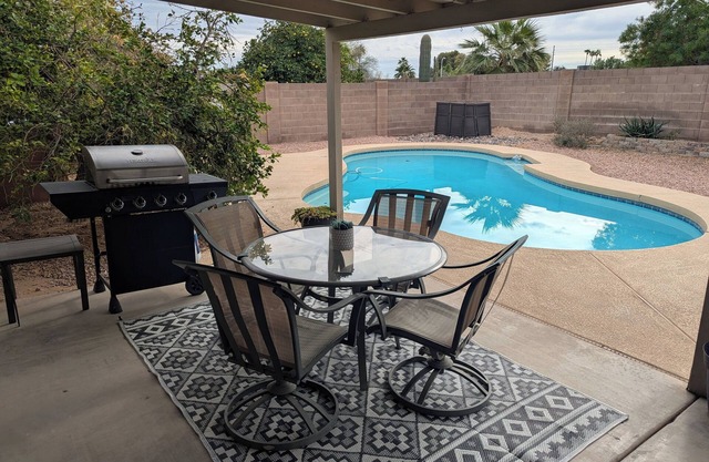 Ahwatukee Home-Mountain Views, Large Pool, Hiking, Peaceful, Clean & Comfortable