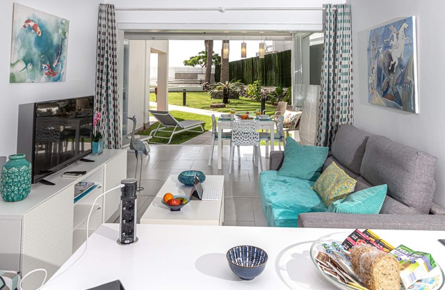 AIDA- BEACH FRONT GROUND FLOOR APARTMENT VIEW GARDEN
