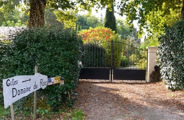 Air-conditioned, garden, private heated pool, pets welcome.