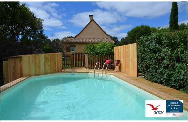 Air-conditioned, garden, private heated swimming pool, pets allowed