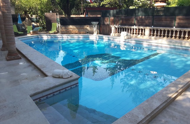 Air-conditioned 2-bedroom house large swimming pool from 12pm to 7pm pets welcome