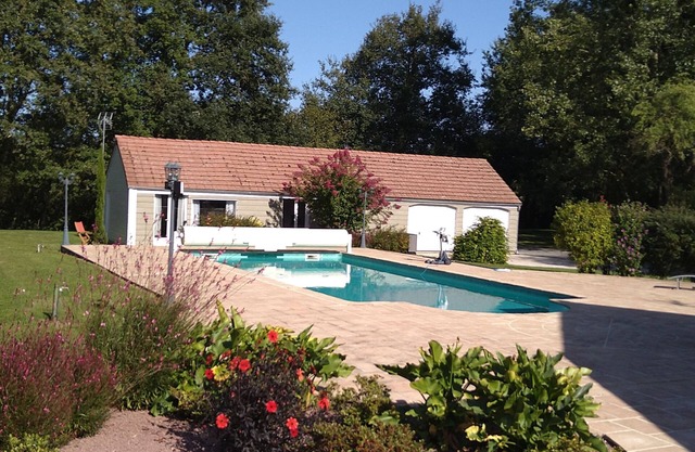 Air-conditioned accommodation and heated swimming pool in Le Mans, 20 minutes from the circuit