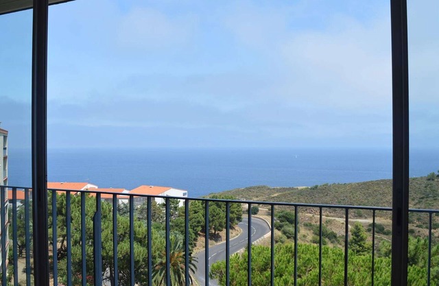 Air-conditioned 1BR apartment with parking near the sea
