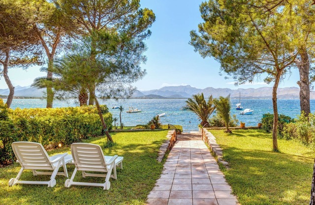 Air-conditioned Holiday Home "Ca L'Estrella" Directly on the Sea with Mountain View and Wi-Fi