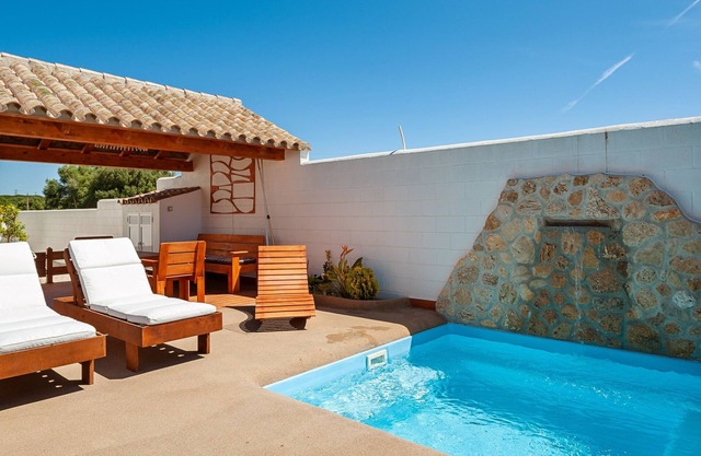 Air-conditioned Holiday Home with Patio, Pool, Wi-Fi and Lawn