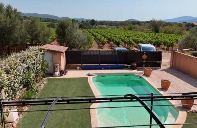 Air-conditioned house with private swimming pool in the heart of vineyards and olive groves *.