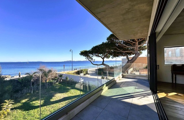 Air-conditioned villa for 7 people with sea view, rooftop, and beach access in Hyères