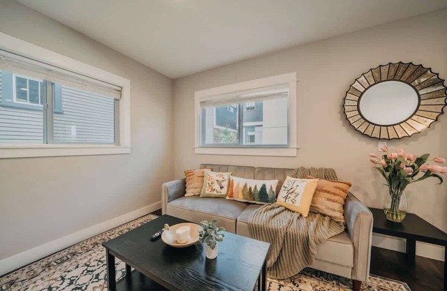Airy 3B2.5B Nest in Central Seattle/AC/Parking